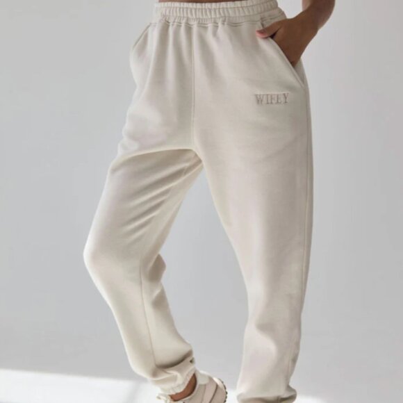 NWOT “Wifey” Sweatshirt + Sweatpants Set Loungewear Sweatsuit Wife Bridal Bride - Picture 3 of 6
